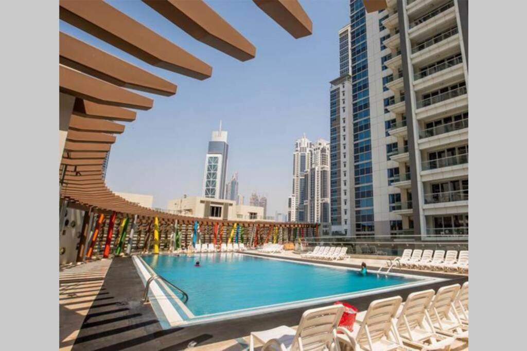 Higuests - Roomy Apt With Infinity Pool Close To Burj Khalifa ドバイ エクステリア 写真